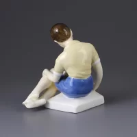 Винтажная фарфоровая статуэтка Англия Royal Doulton 2243 Treasure Island Мальчик с книгой Остров сокровищ