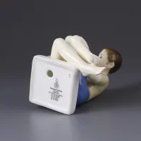 Винтажная фарфоровая статуэтка Англия Royal Doulton 2243 Treasure Island Мальчик с книгой Остров сокровищ