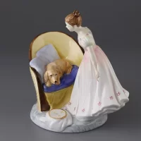Винтажная фарфоровая статуэтка Англия Royal Doulton 2871 Beat You To It Девушка и собака на кресле
