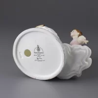 Винтажная фарфоровая статуэтка Англия Royal Doulton 2871 Beat You To It Девушка и собака на кресле