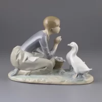 Винтажная фарфоровая статуэтка Испания Lladro 4849 Food for Ducks Девушка кормит уток