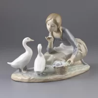 Винтажная фарфоровая статуэтка Испания Lladro 4849 Food for Ducks Девушка кормит уток