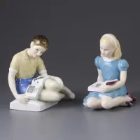 Винтажная фарфоровая статуэтка Англия Royal Doulton 2243 Treasure Island Мальчик с книгой Остров сокровищ