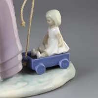 Винтажная фарфоровая статуэтка Испания Lladro 5044 Pulling Dolls Carriage Девочка с куклой в коляске