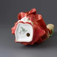 Винтажная фарфоровая статуэтка Дама в красном платье и шляпке Англия Royal Doulton 1834 Top O' The Hill