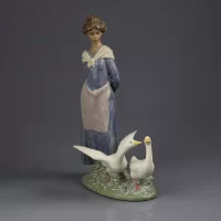 Винтажная фарфоровая статуэтка Девушка с гусями Lladro 2286 Barnyard Scene