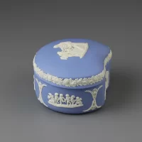 Винтажная шкатулка из голубого бисквитного фарфора Wedgwood Blue Jasperware