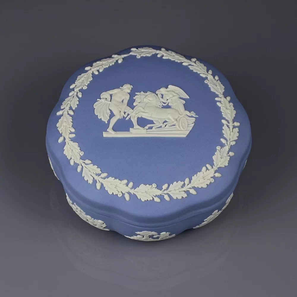 Винтажная английская шкатулка Улисс Одиссей Афина на колеснице Веджвуд Wedgwood Blue Jasperware Ulysses Staying Chariot Victory