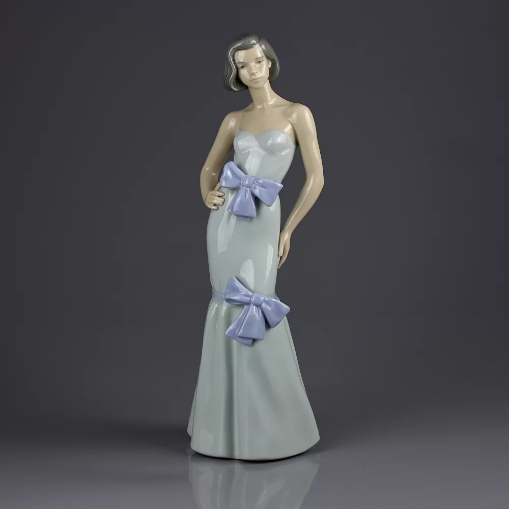 Винтажная фарфоровая статуэтка Дама в платье с бантами Lladro NAO Pase de Moda