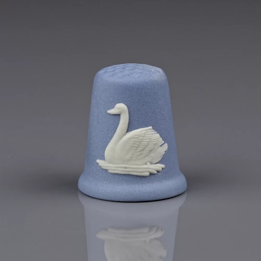 Винтажный английский напёрсток Лебедь Голубой бисквит Веджвуд Wedgwood Jasperware