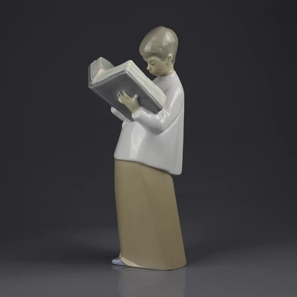 Статуэтка винтажная фарфоровая Мальчик с книгой Библия Lladro Choir Boy Open Bible