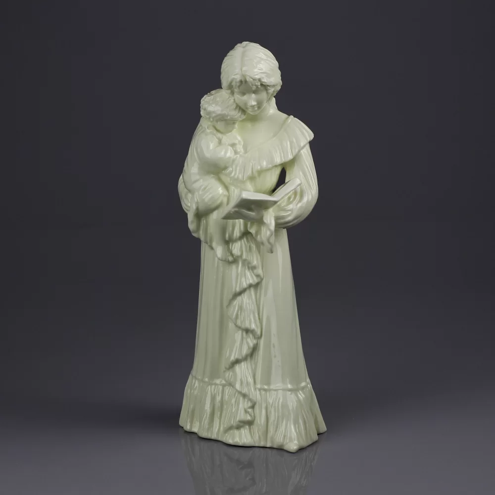 Винтажная английская фарфоровая статуэтка Мама читает ребёнку Royal Worcester Once upon a time
