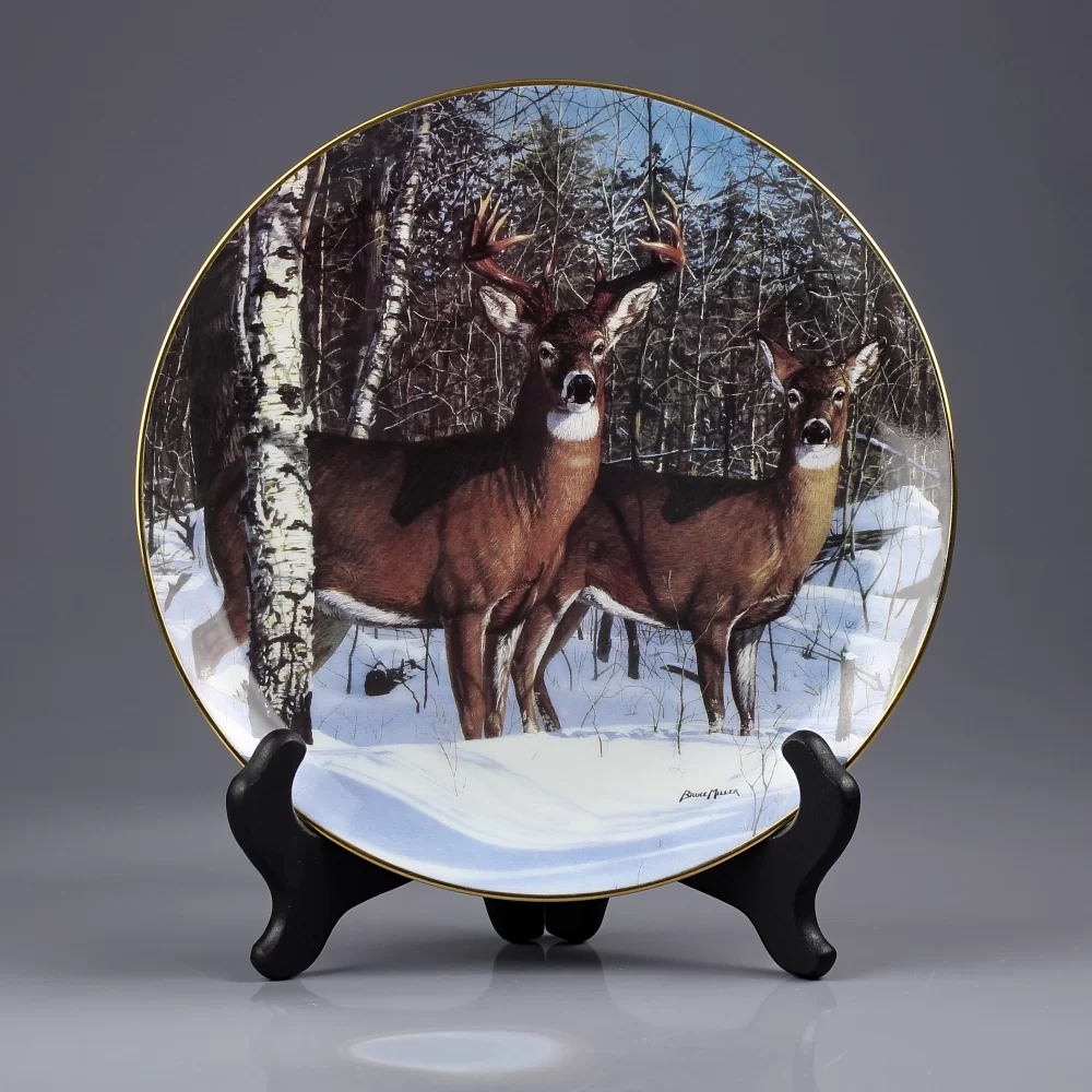 Тарелка винтажная фарфоровая настенная декоративная Олени в лесу Wintry Duo Danbury Mint Woodland Royalty