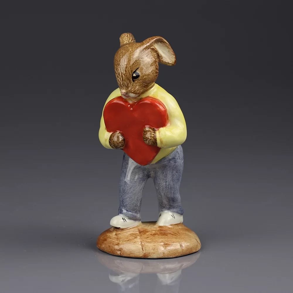 Винтажная английская фарфоровая статуэтка Кролик с сердцем Заяц Royal Doulton Sweetheart Bunnykins