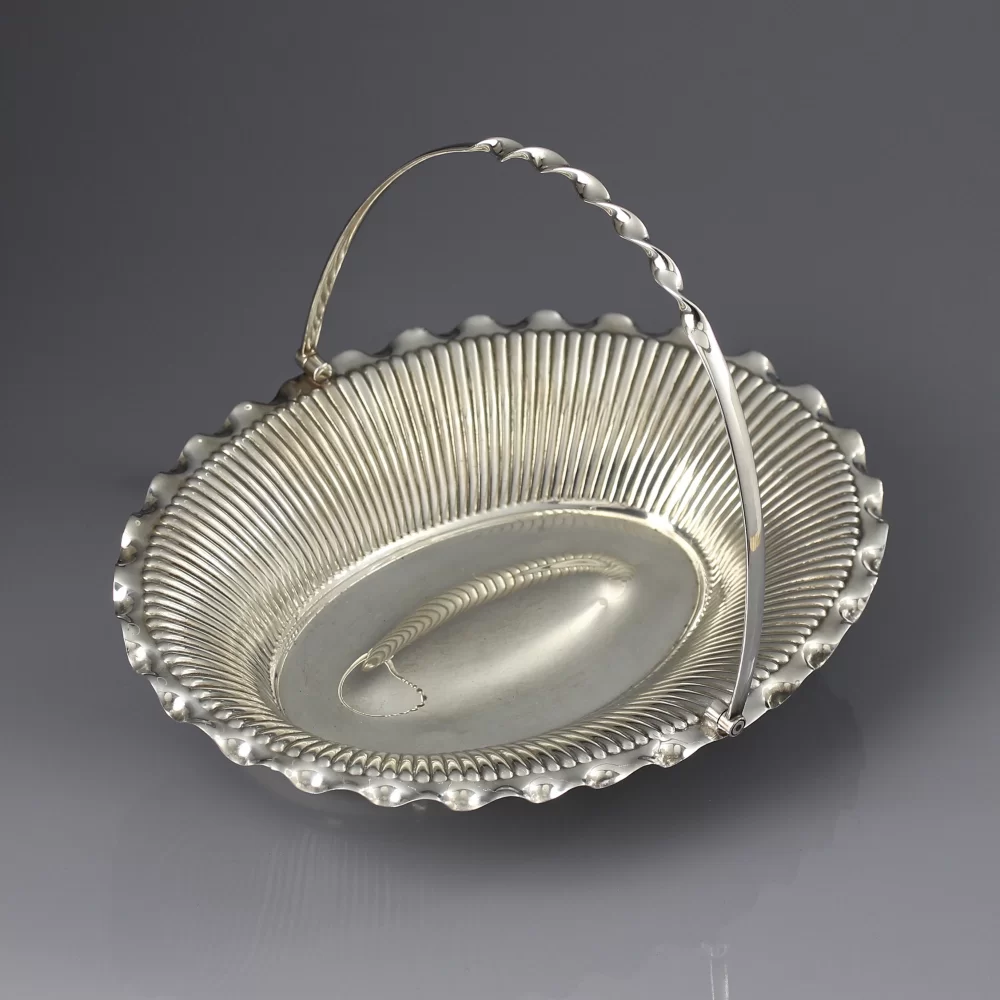 Антикварная английская ваза-корзина с ручкой William R. Humphreys & Co Radiant Plate