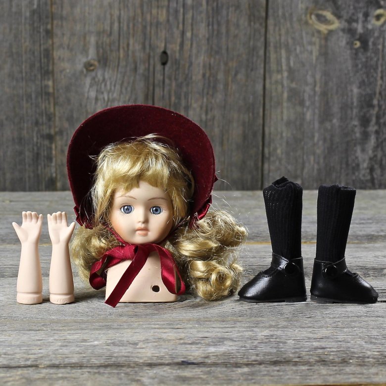 Винтажные детали для куклы Фарфоровый бюст, руки, ножки в чёрных чулках и туфельках, шляпка