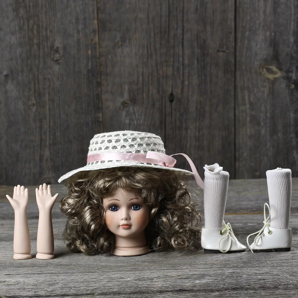 Винтажные детали для куклы с лондонского блошиного рынка Фарфоровый бюст, руки, ножки в светлых чулках и туфельках, белая шляпка