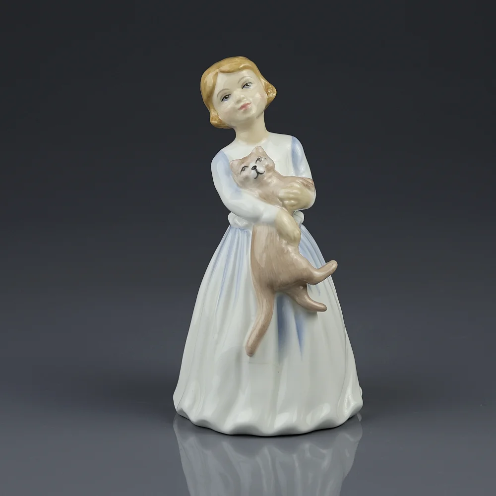 Винтажная английская фарфоровая статуэтка Девочка с кошкой Royal Doulton HN3122 My First Pet