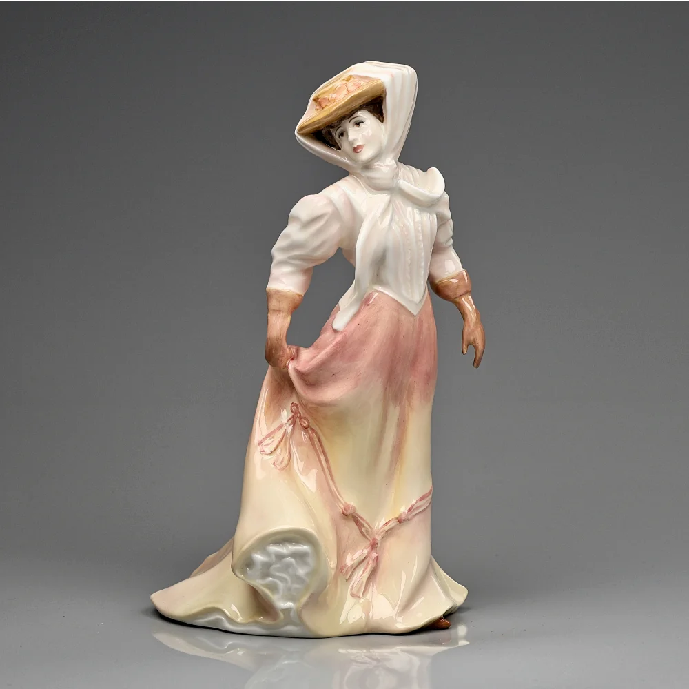 Винтажная фарфоровая статуэтка Дама в дорожном платье Англия Royal Doulton HN4161 The Open Road