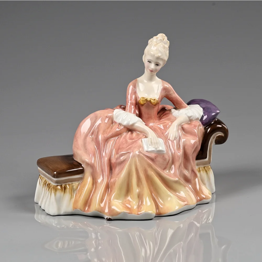 Винтажная фарфоровая статуэтка Дама на кушетке с книгой Англия Royal Doulton HN2306 Reverie
