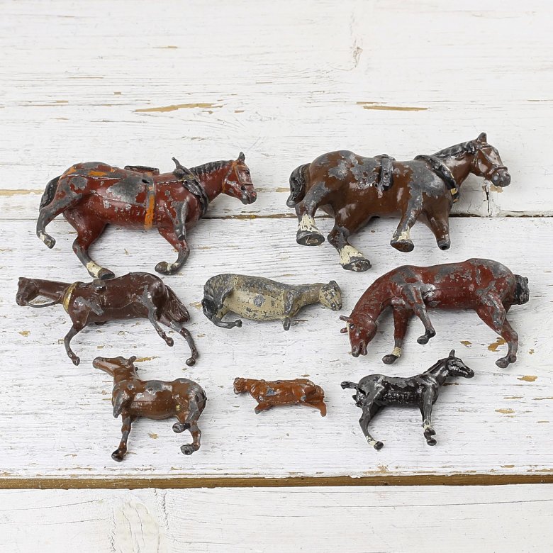 Восемь винтажных свинцовых фигурок лошадей