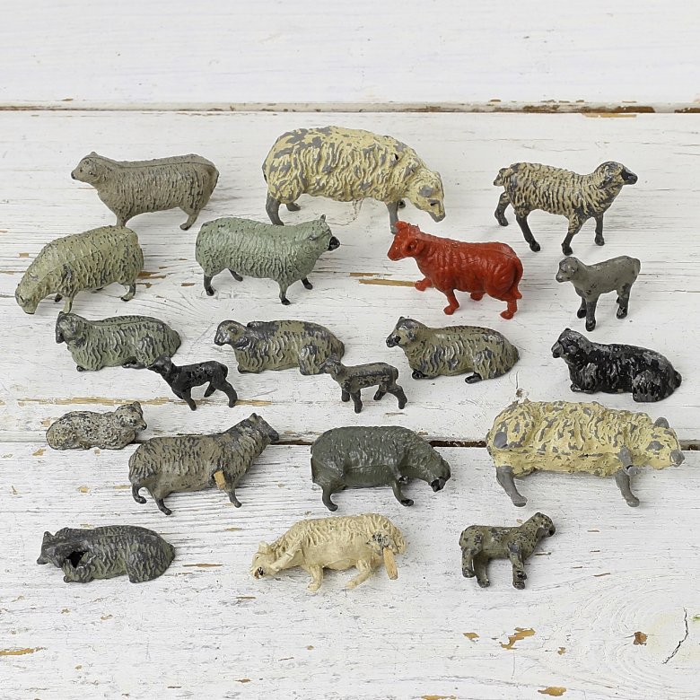 Двадцать винтажных английских фигурок овец