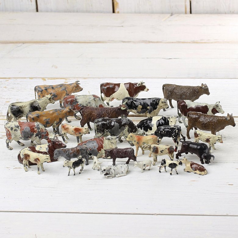 Тридцать винтажных английских фигурок коров, быков и телят
