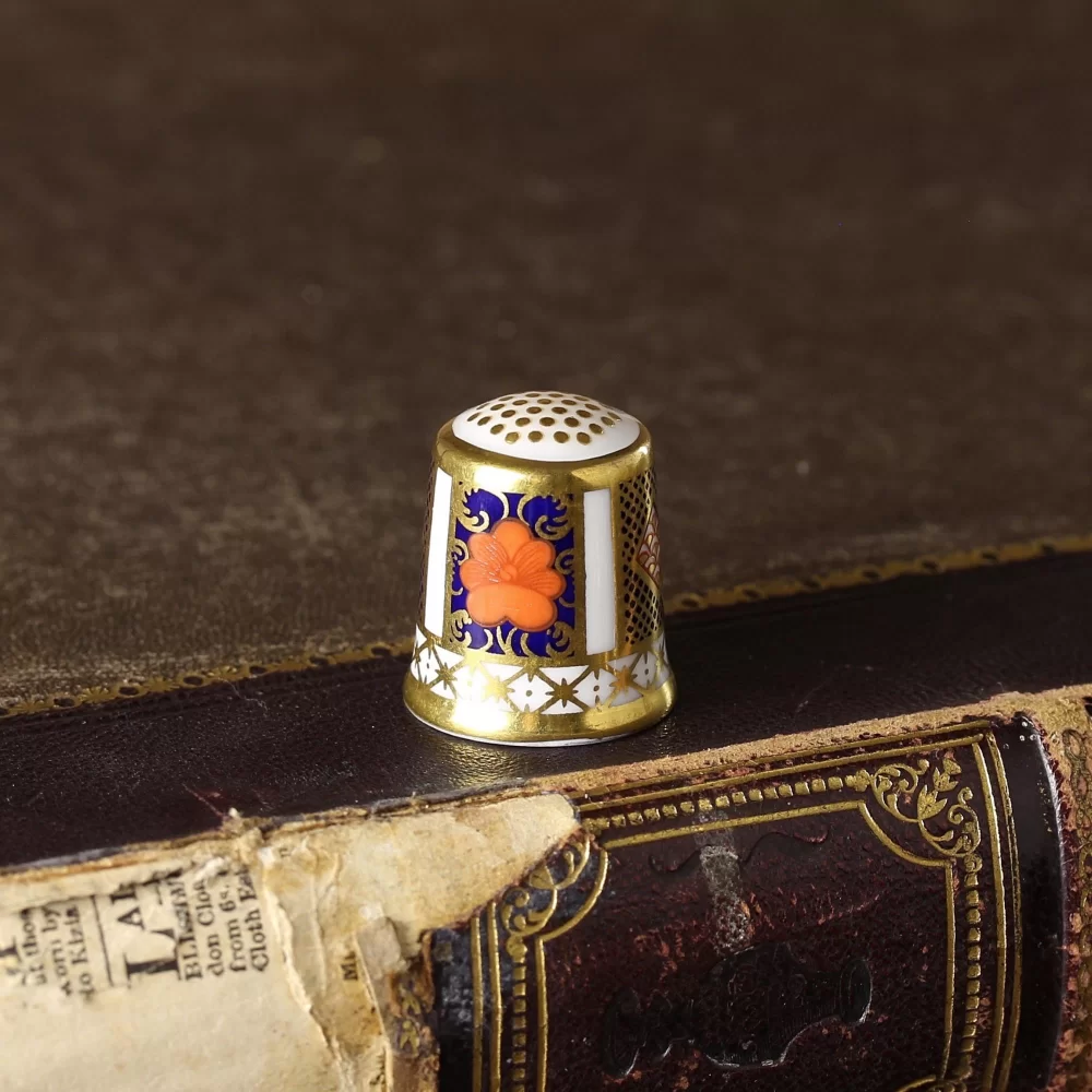 Винтажный английский напёрсток Royal Crown Derby Golden Flower Thimble Золотой цветок