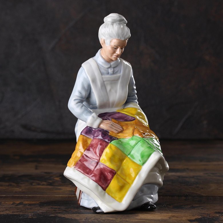 Винтажная фарфоровая статуэтка Англия Royal Doulton 2814 Eventide Бабушка с лоскутным одеялом