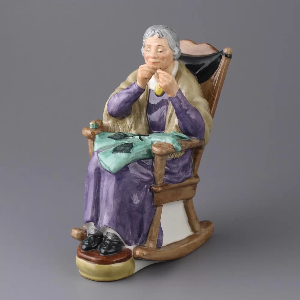 Винтажная фарфоровая статуэтка Бабушка в кресле Англия Royal Doulton 2352 Stitch in Time