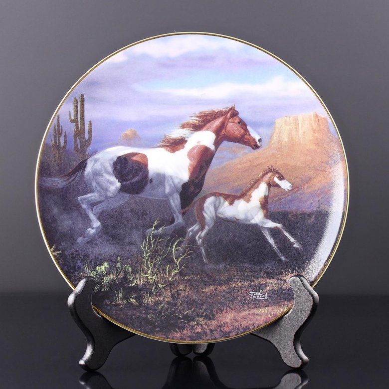 Тарелка винтажная декоративная настенная Фарфор Лошадь с жеребёнком Hamilton Collection Unbridled Spirit Desert Shadows