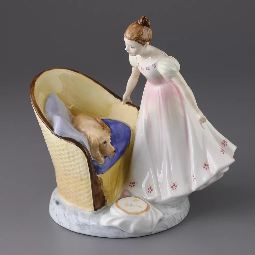 Винтажная фарфоровая статуэтка Англия Royal Doulton 2871 Beat You To It Девушка и собака на кресле