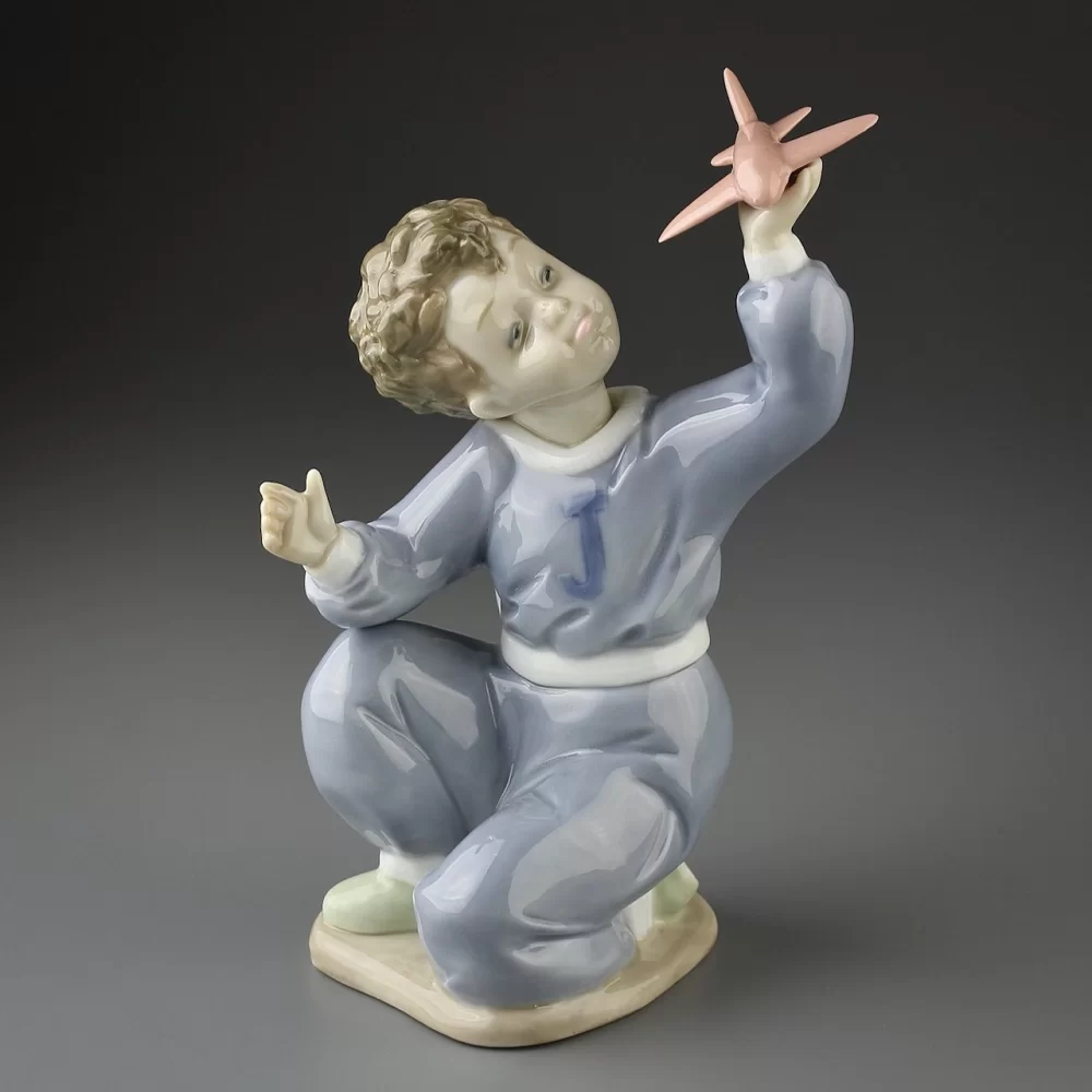 Винтажная фарфоровая статуэтка Мальчик с самолётом Пилот Lladro NAO 1133 Jet Pilot