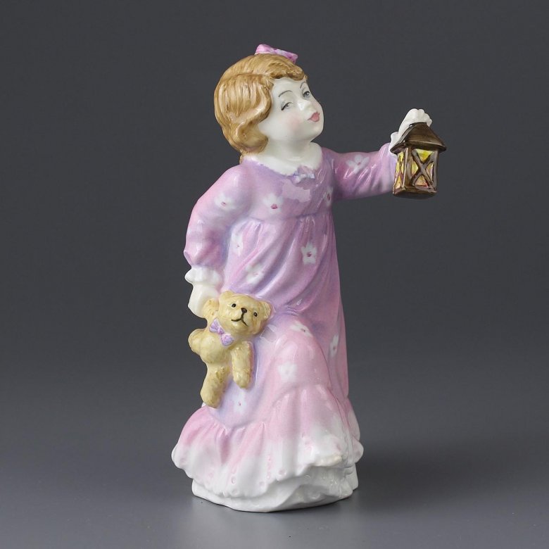 Винтажная фарфоровая статуэтка Англия Royal Doulton 3762 Time for Bed Девочка с мишкой и фонариком