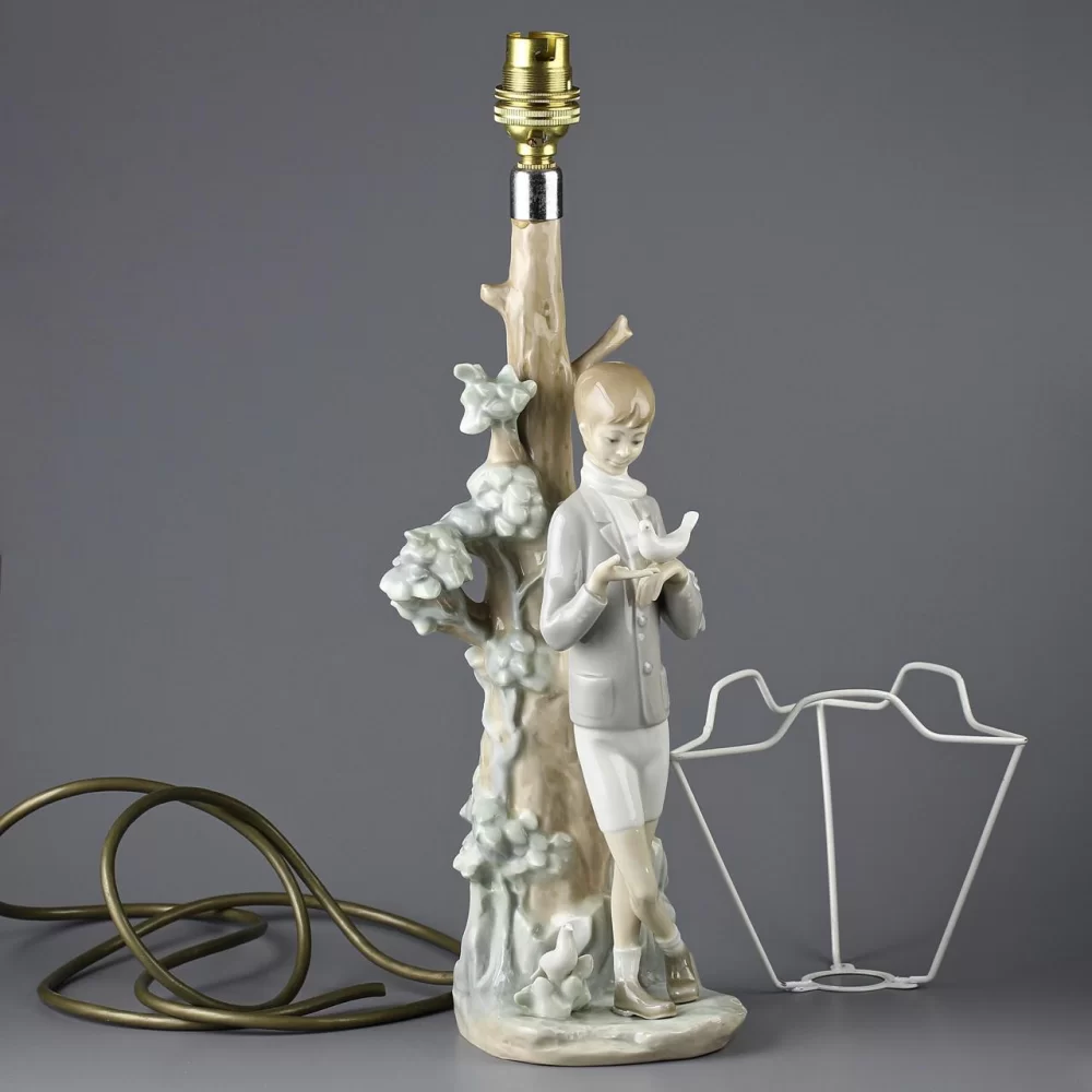 Винтажная фарфоровая лампа Юноша у дерева с голубем Lladro Lampara Colegial Boy with Dove