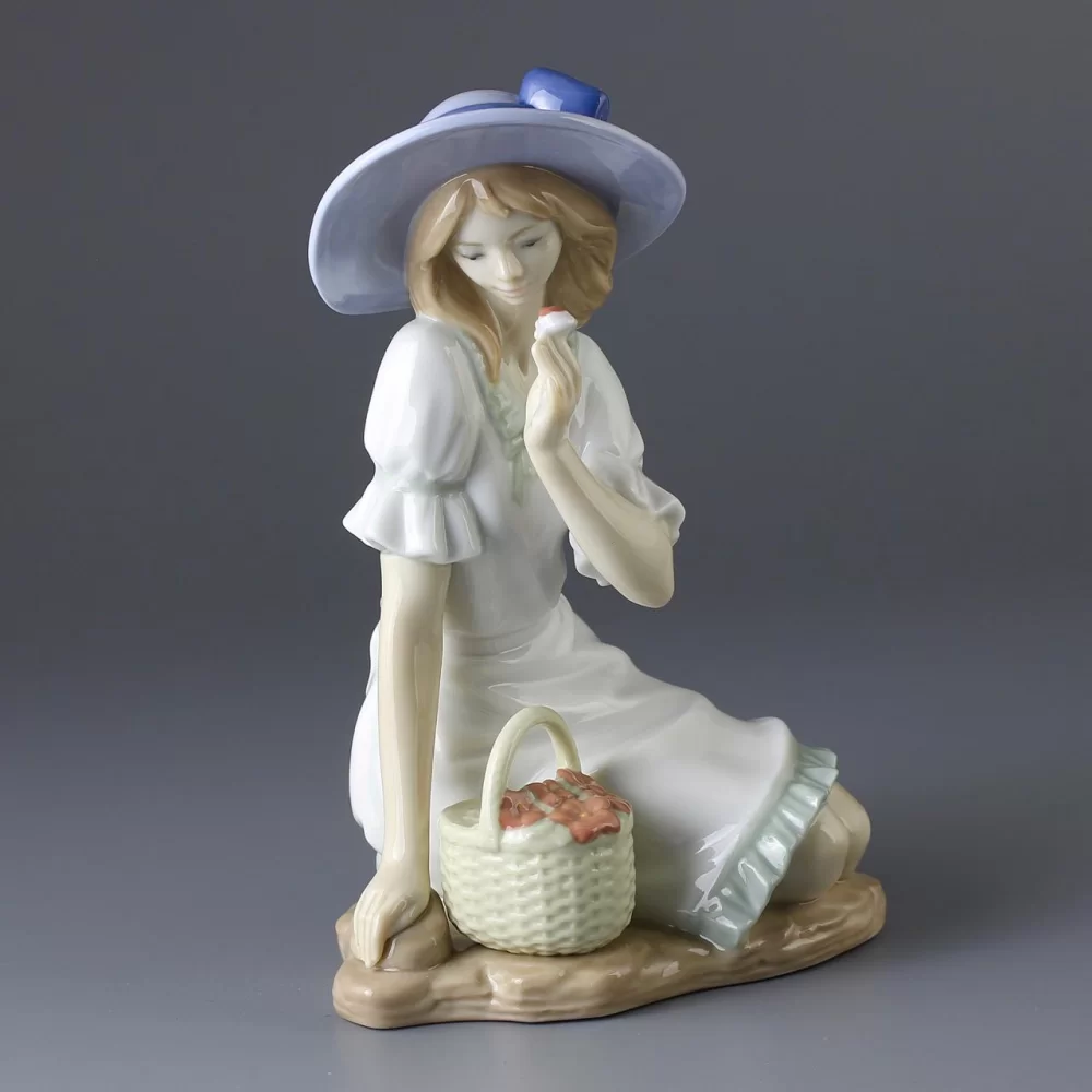 Винтажная фарфоровая статуэтка Девушка в шляпе с корзиной Lladro NAO 1365 Meadow Song