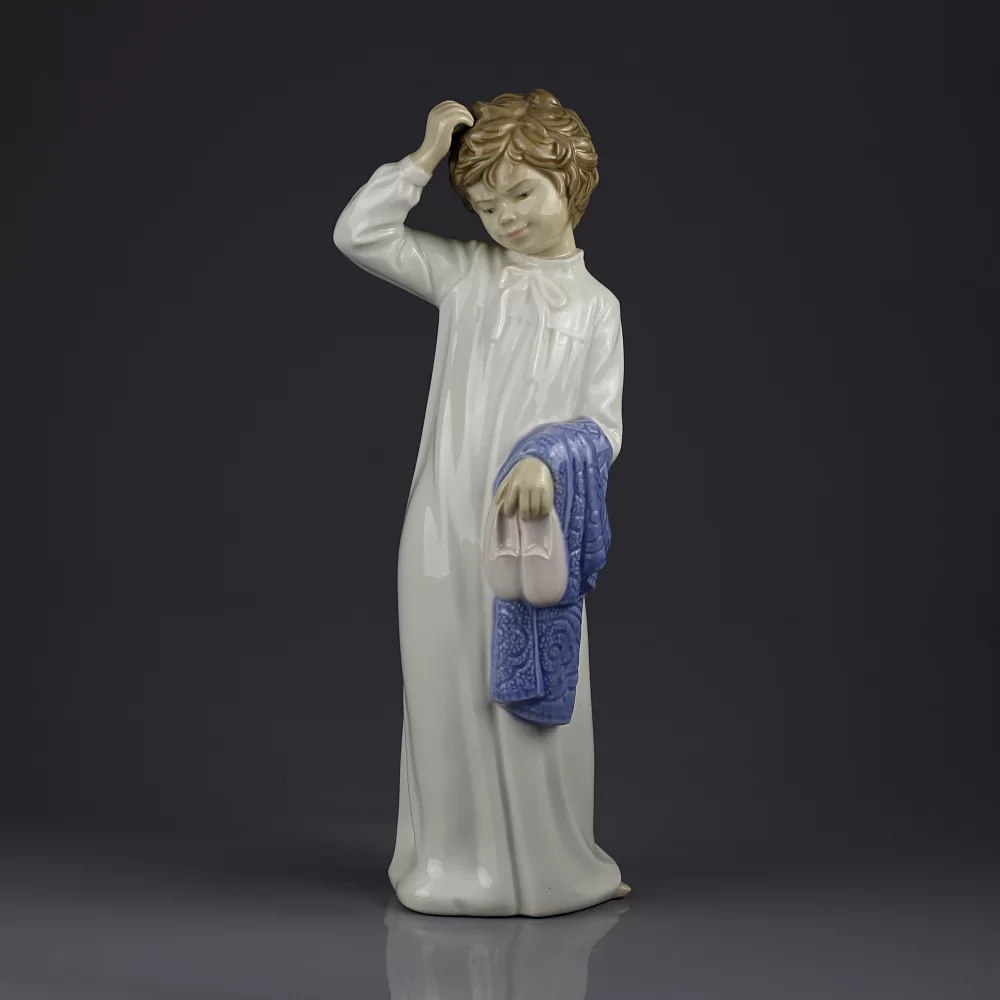 Винтажная фарфоровая Мальчик с полотенцем и тапками Lladro NAO Boy With Slippers
