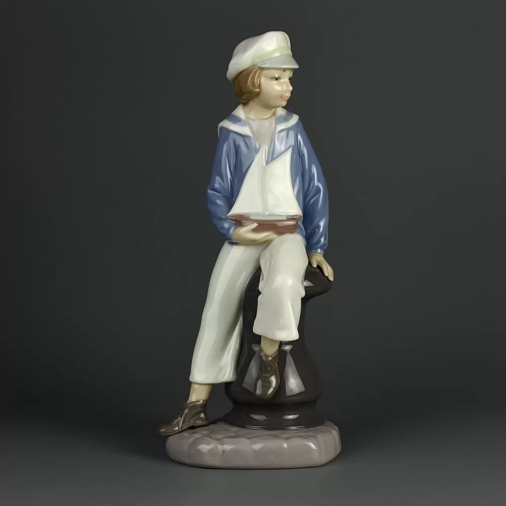 Винтажная фарфоровая статуэтка Мальчик с корабликом Lladro 4810 Boy with Yacht