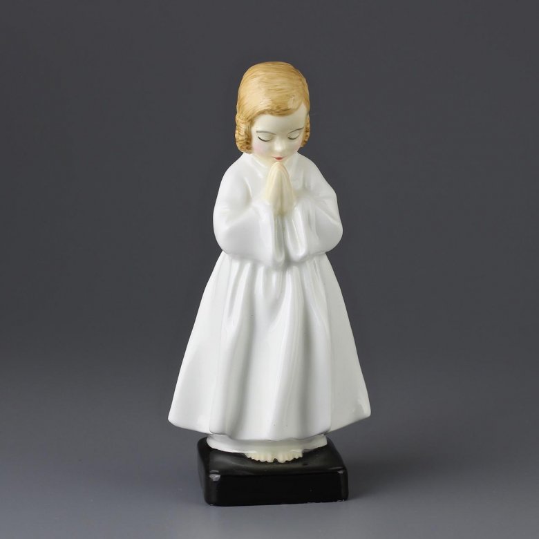 Винтажная фарфоровая статуэтка Англия Royal Doulton Bedtime Девочка Молитва перед сном