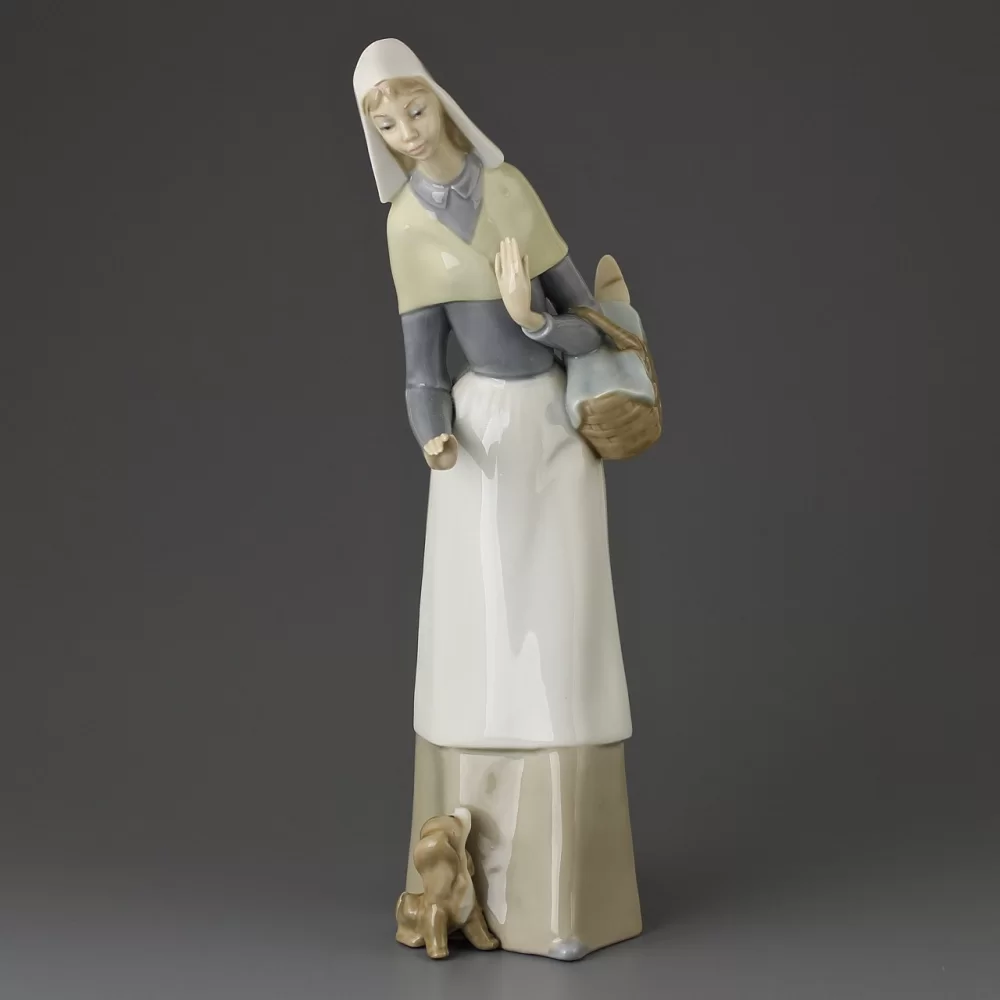 Винтажная фарфоровая статуэтка Пастушка с собакой и багетом в корзине Lladro 1034 Shepherdess with Dog