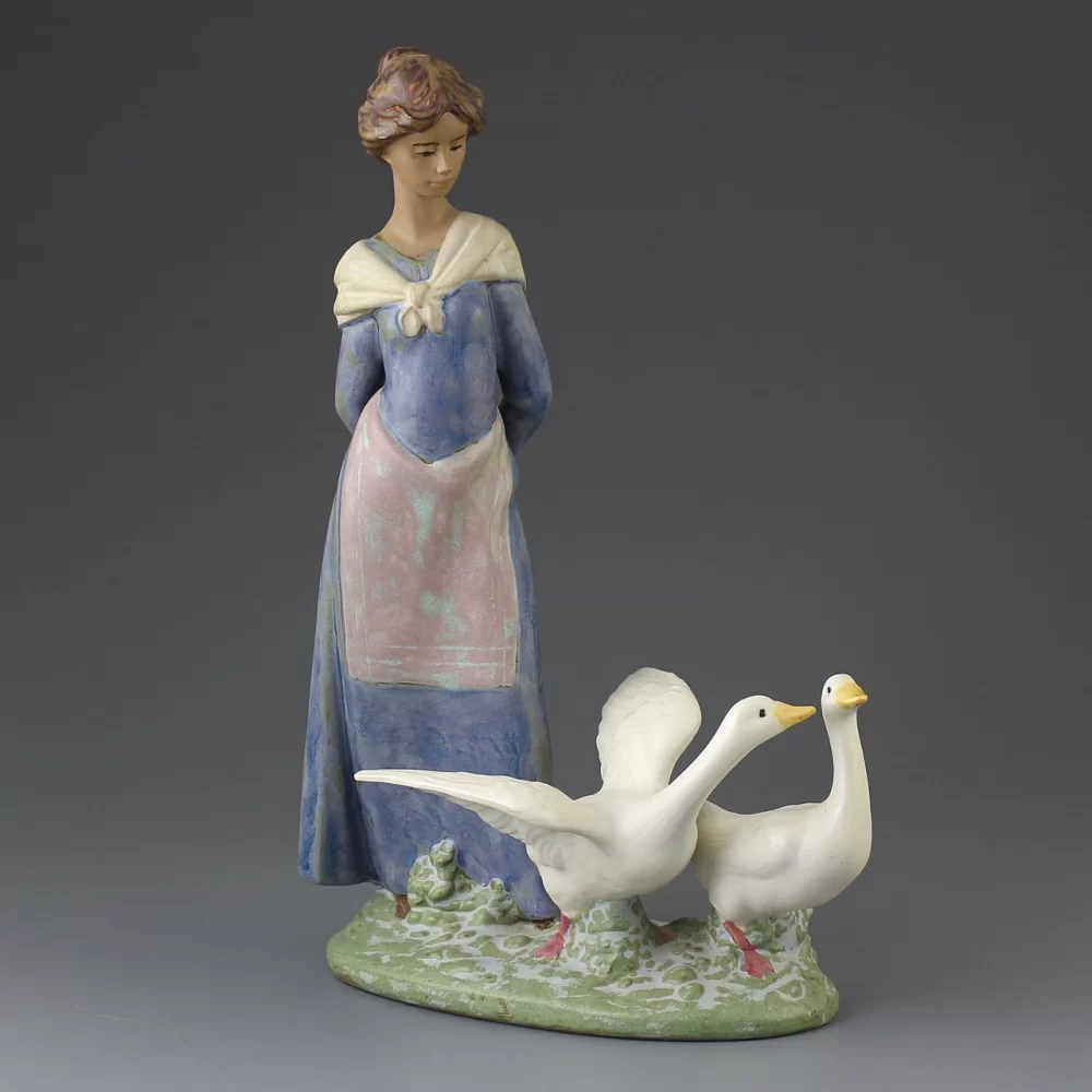 Винтажная фарфоровая статуэтка Девушка с гусями Lladro 2286 Barnyard Scene