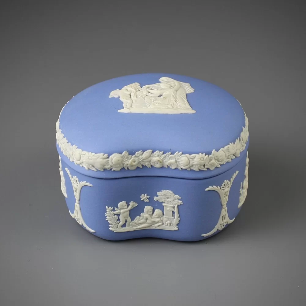 Винтажная шкатулка из голубого бисквитного фарфора Wedgwood Blue Jasperware