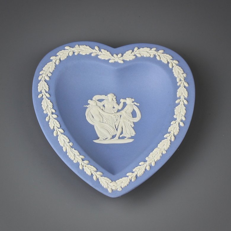 Винтажная тарелочка для мелочей в форме сердца Веджвуд Wedgwood Blue Jasperware