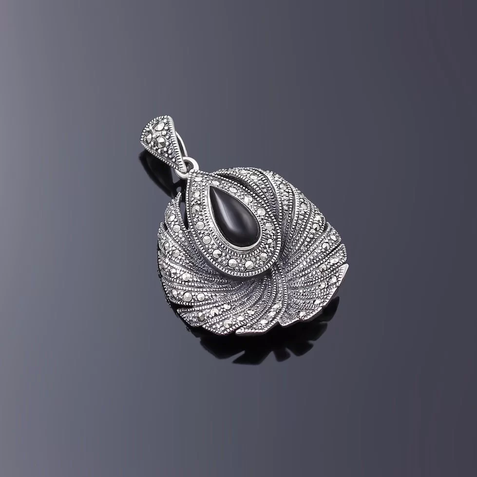 Кулон с ониксом и марказитами огранки Swarovski