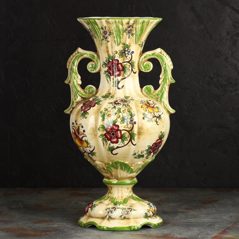 Большая винтажная ваза Capodimonte с цветочным орнаментом