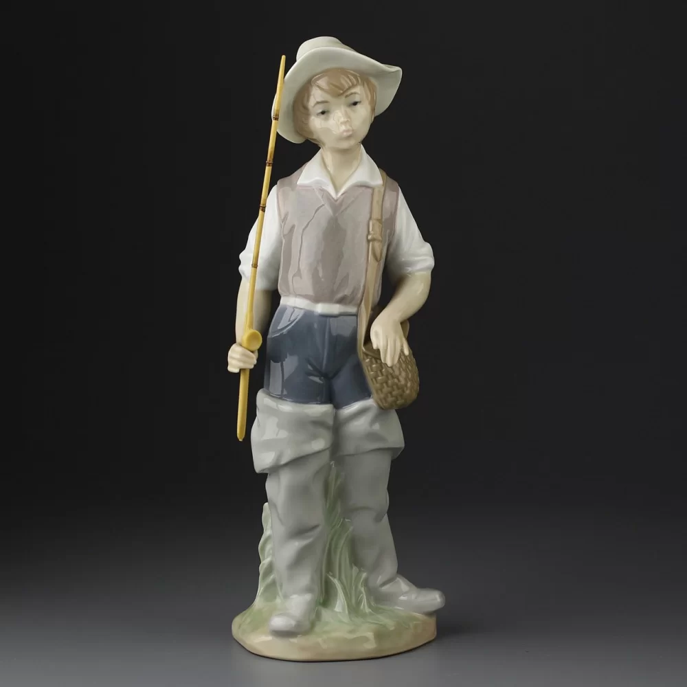 Винтажная фарфоровая статуэтка Мальчик рыбак с удочкой Lladro 4809 Fisher Boy
