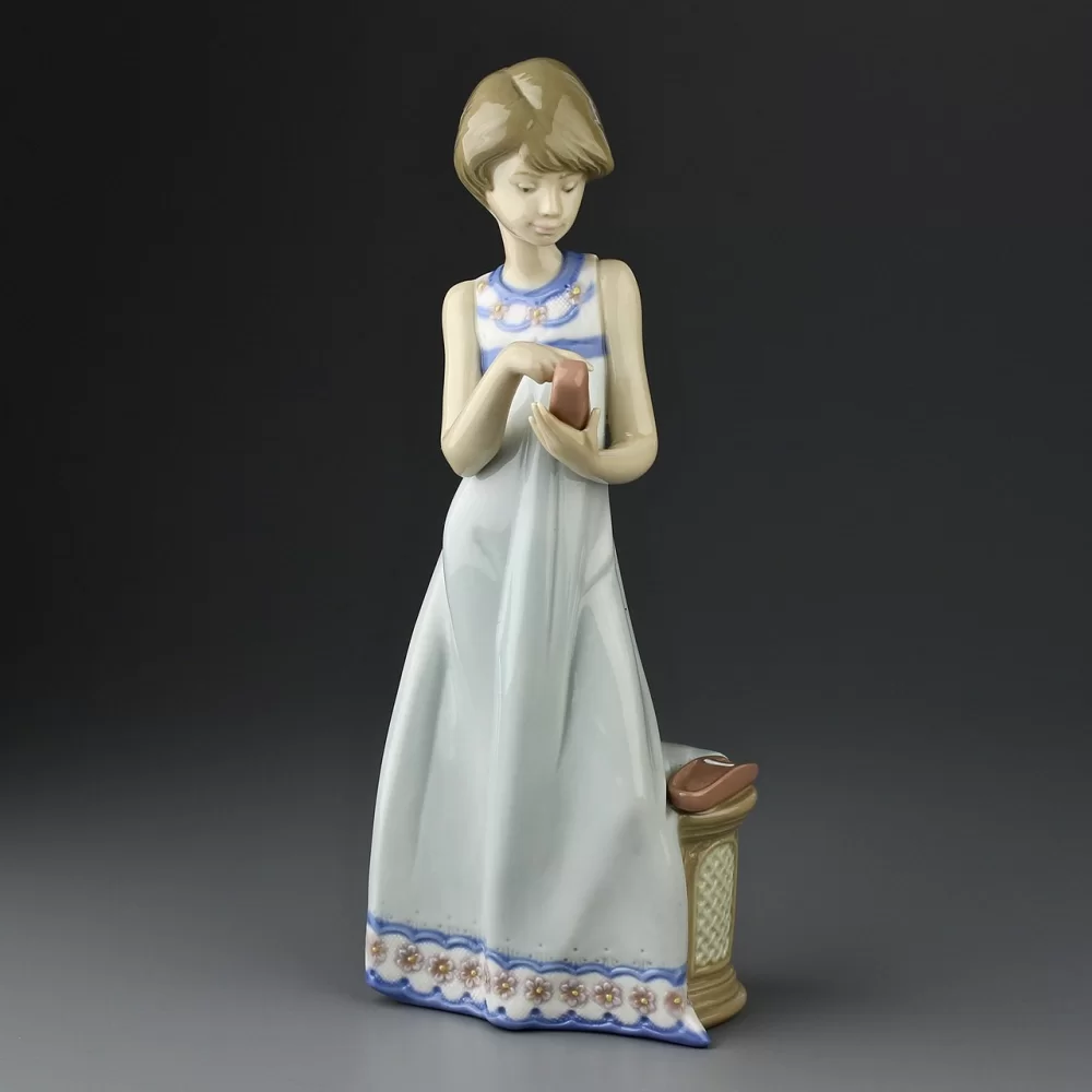 Винтажная фарфоровая статуэтка Испания Lladro 5607 Calling a Friend Девушка с телефоном