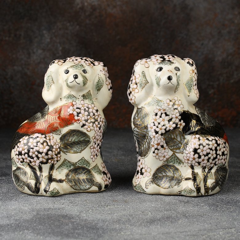 Винтажные стаффордширские каминные собаки (спаниели) с растительным орнаментом