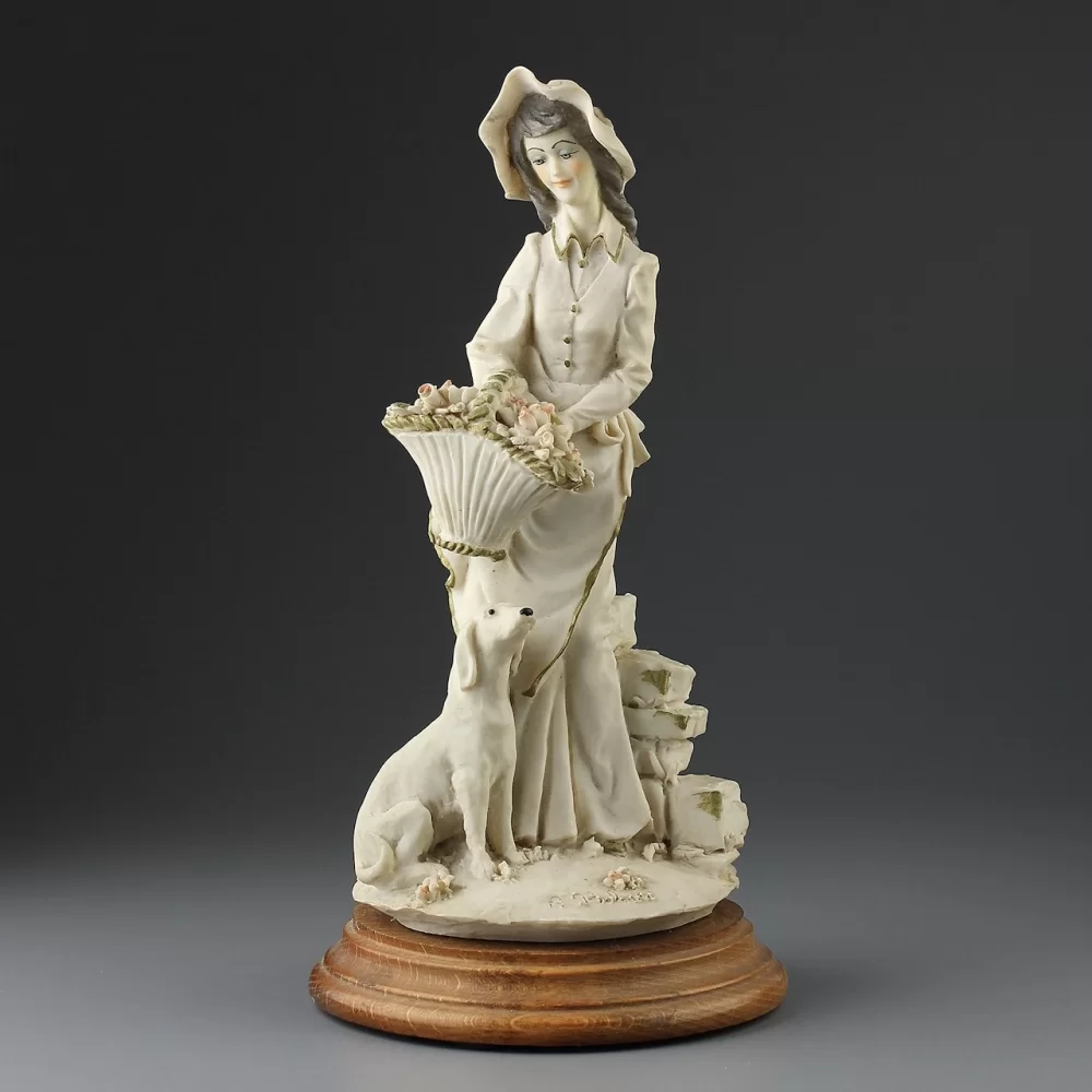 Винтажная фарфоровая статуэтка Capodimonte Дама с цветочной корзиной и собакой