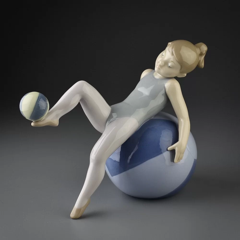 Винтажная фарфоровая статуэтка Испания Lladro NAO 1422 Game of Balance Юная гимнастка с мячами